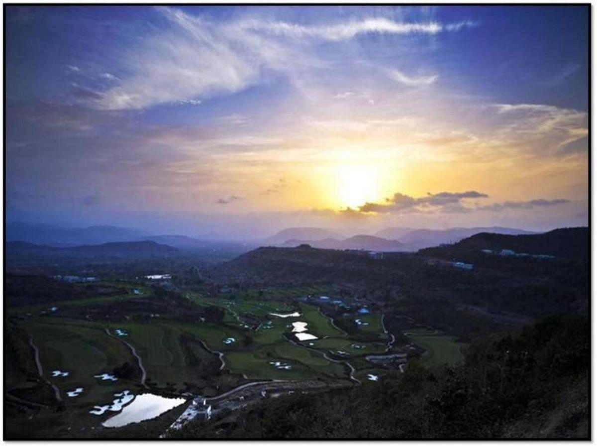 Oxford Golf Resort Pirangut Bagian luar foto