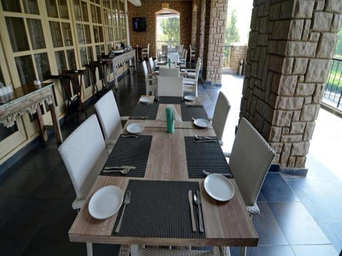 Oxford Golf Resort Pirangut Bagian luar foto