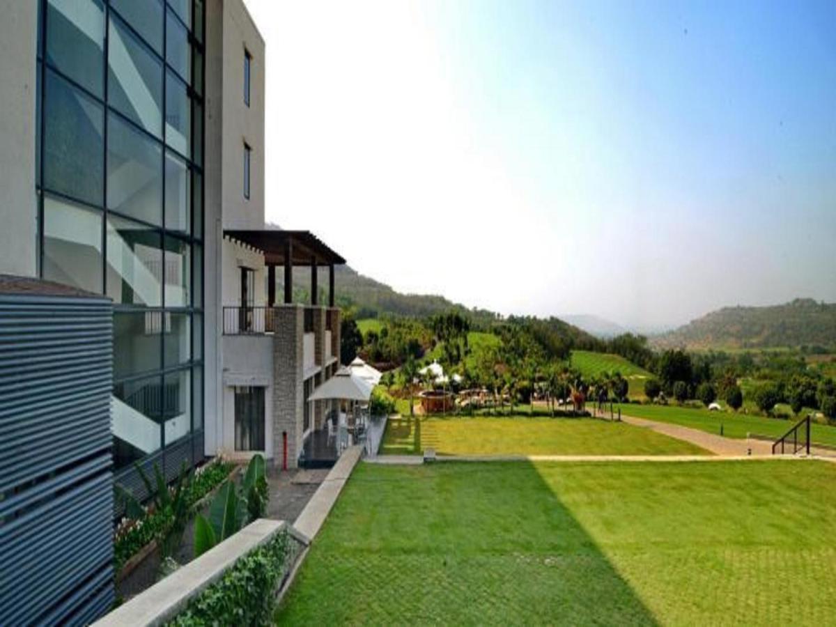 Oxford Golf Resort Pirangut Bagian luar foto