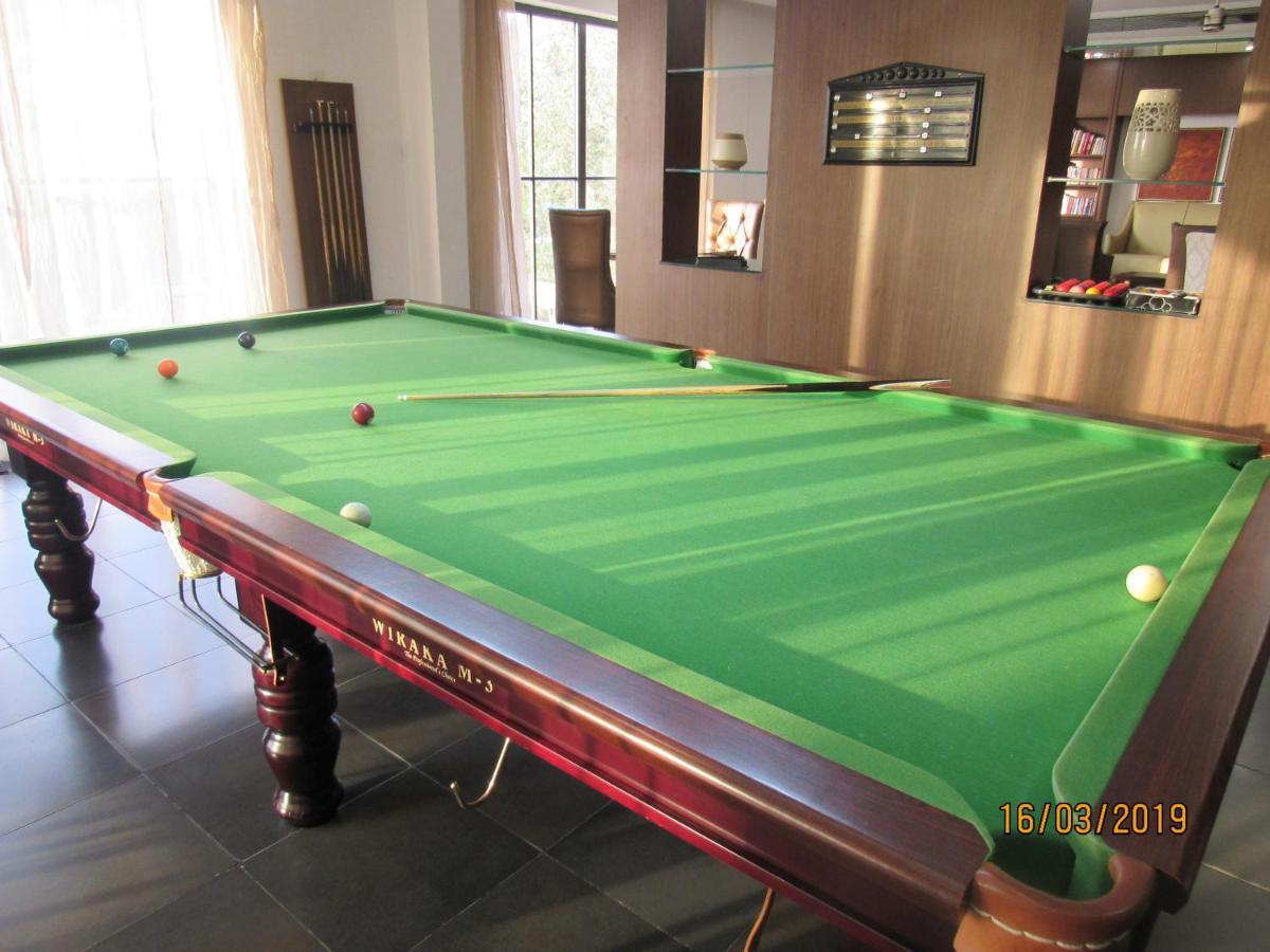 Oxford Golf Resort Pirangut Bagian luar foto