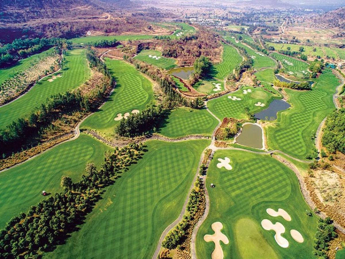 Oxford Golf Resort Pirangut Bagian luar foto