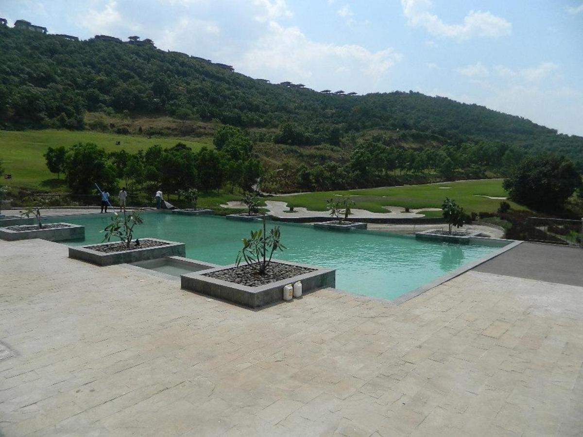 Oxford Golf Resort Pirangut Bagian luar foto