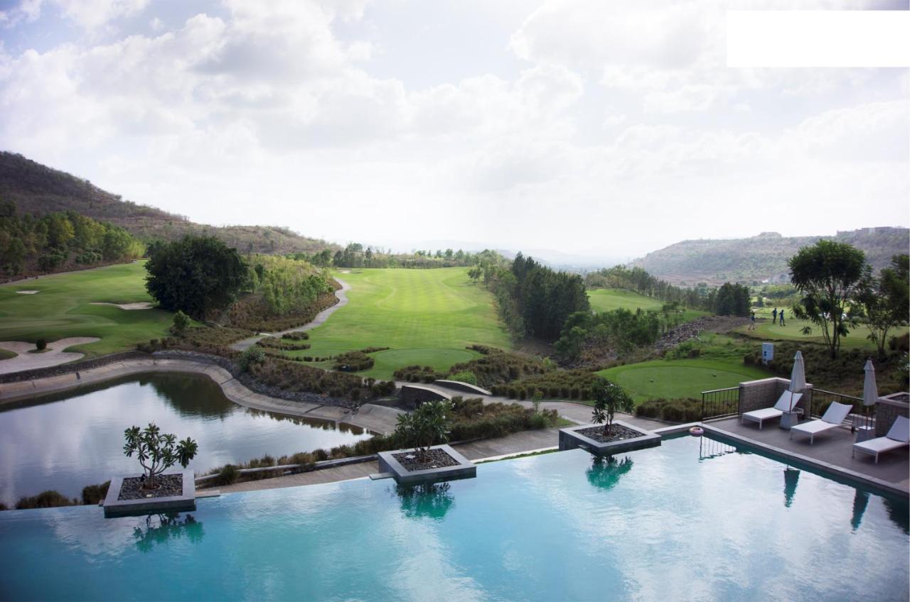 Oxford Golf Resort Pirangut Bagian luar foto