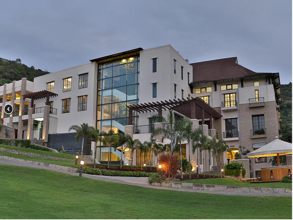Oxford Golf Resort Pirangut Bagian luar foto