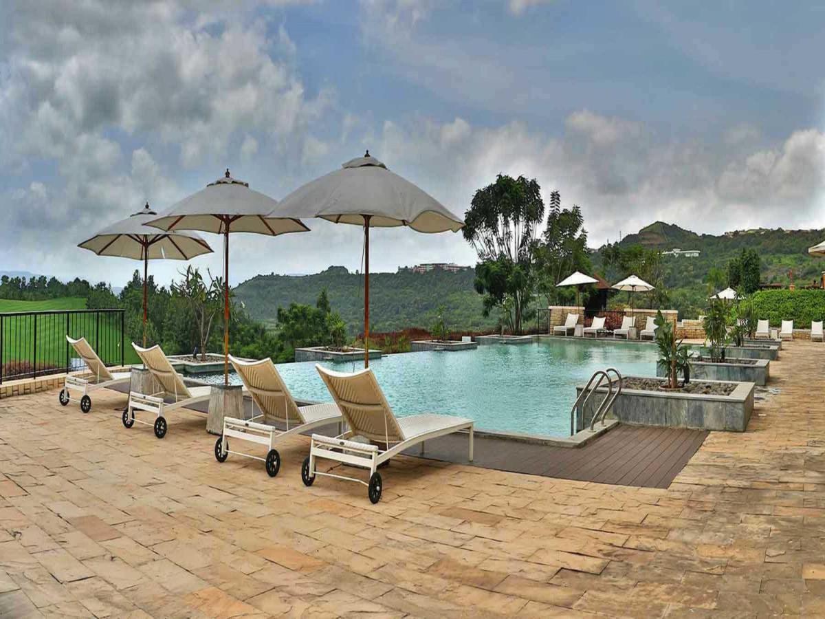 Oxford Golf Resort Pirangut Bagian luar foto