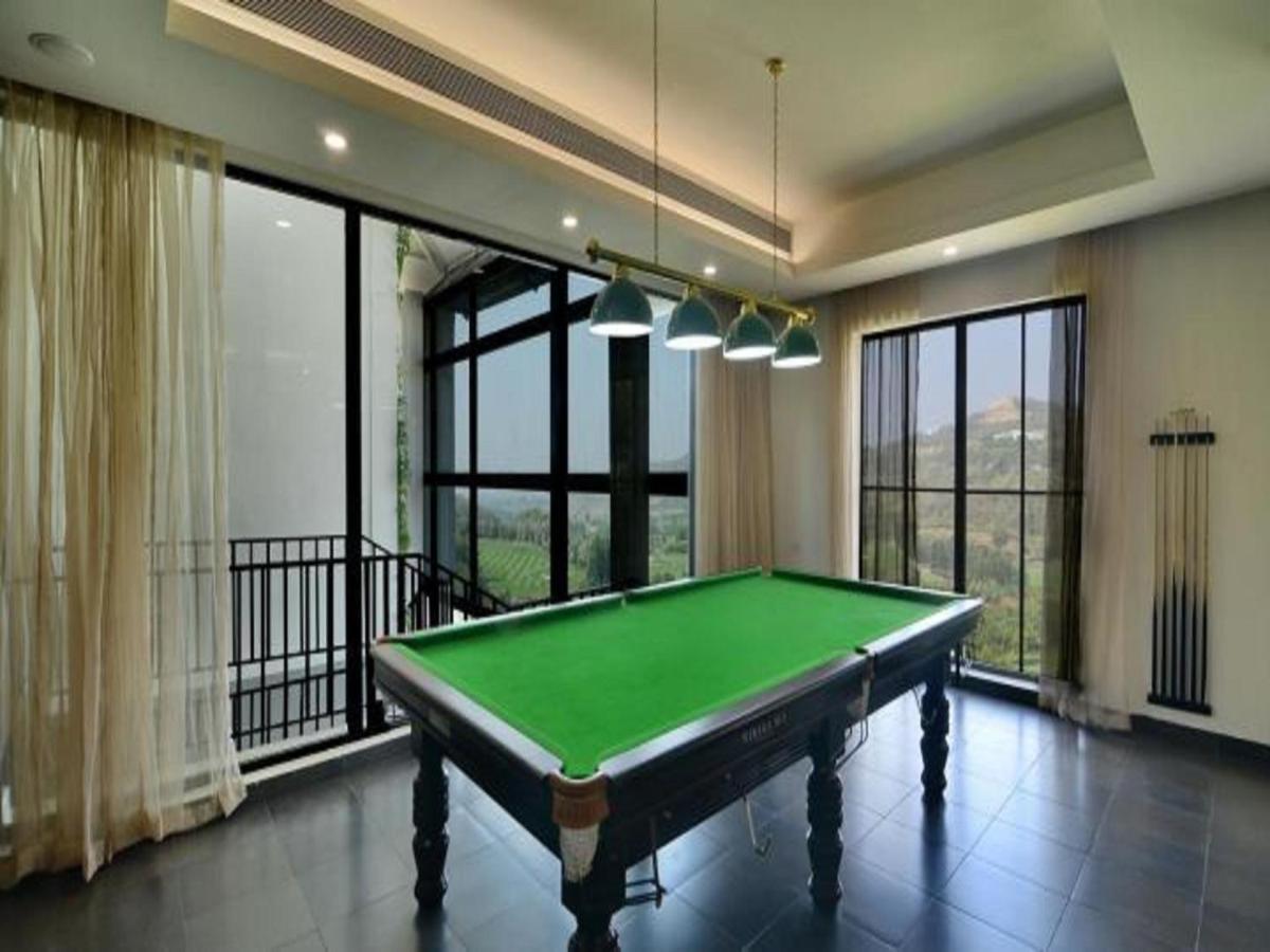 Oxford Golf Resort Pirangut Bagian luar foto