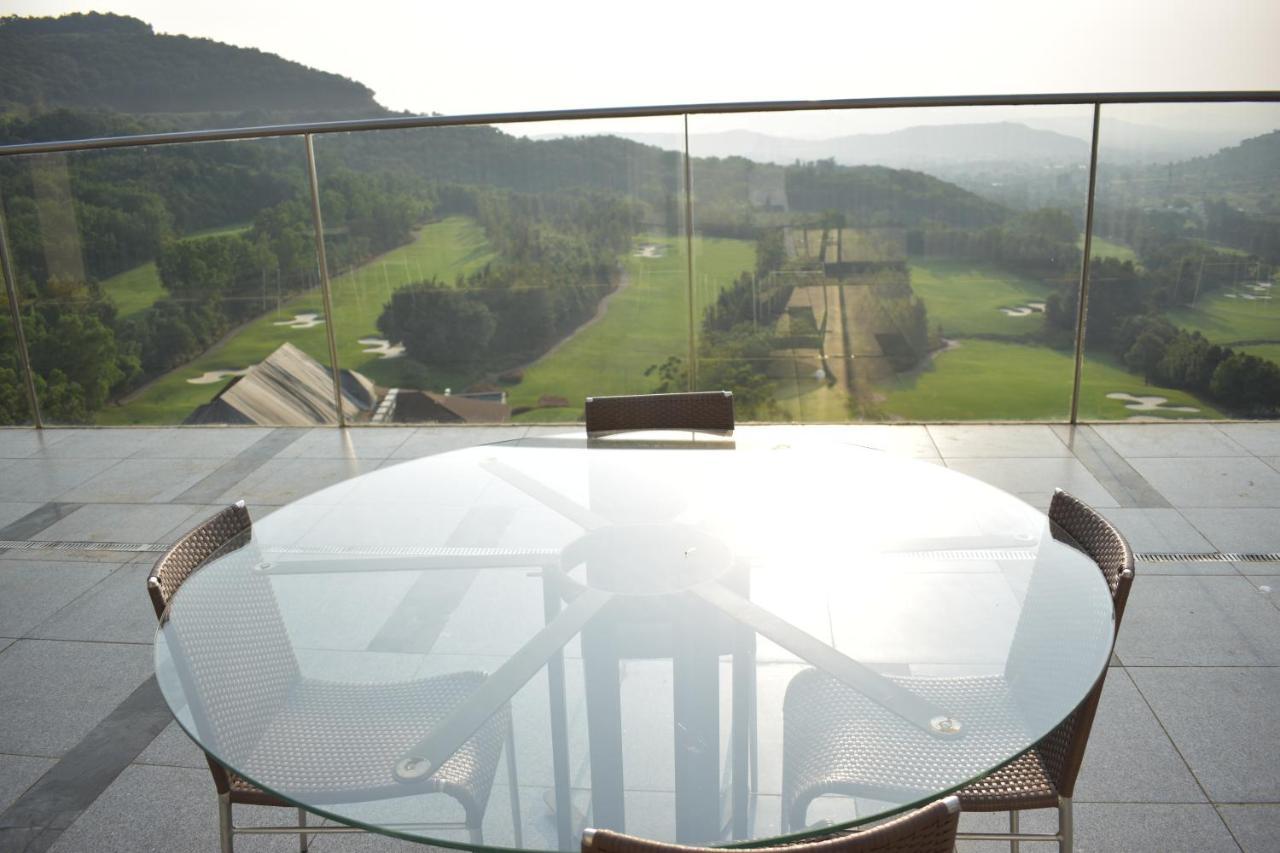 Oxford Golf Resort Pirangut Bagian luar foto