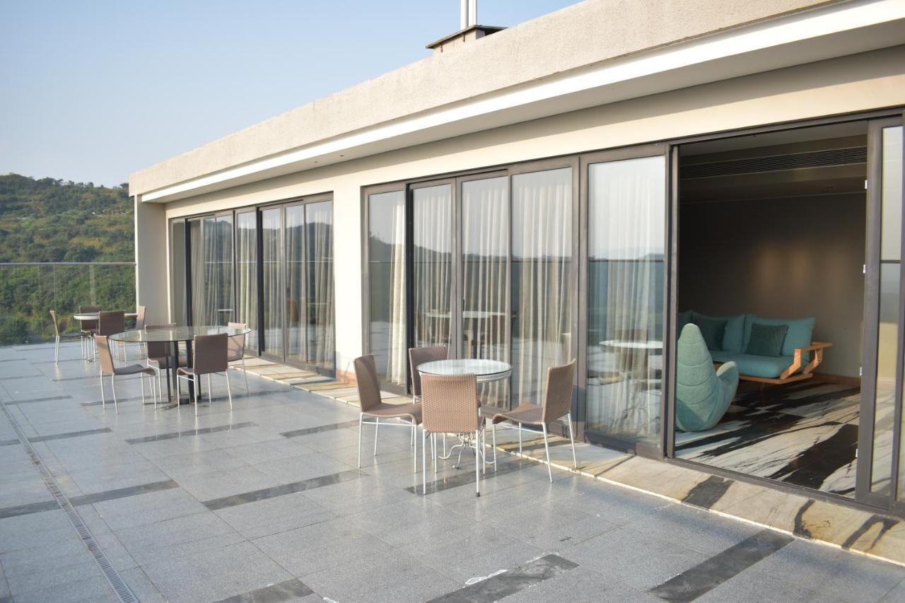 Oxford Golf Resort Pirangut Bagian luar foto
