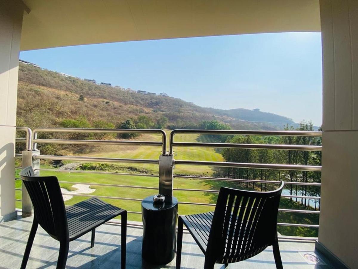 Oxford Golf Resort Pirangut Bagian luar foto