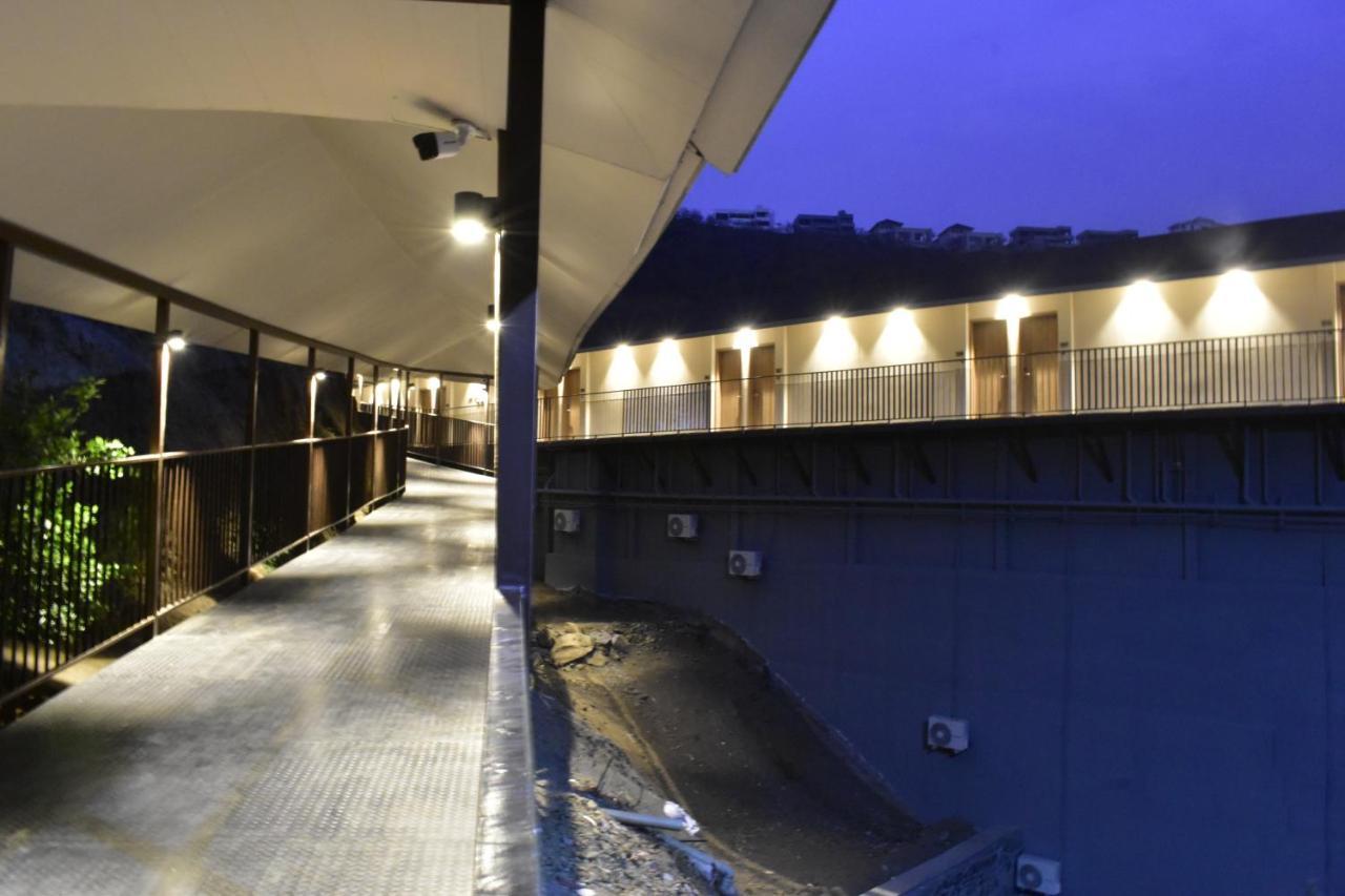 Oxford Golf Resort Pirangut Bagian luar foto