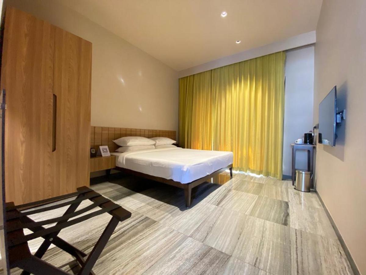 Oxford Golf Resort Pirangut Bagian luar foto