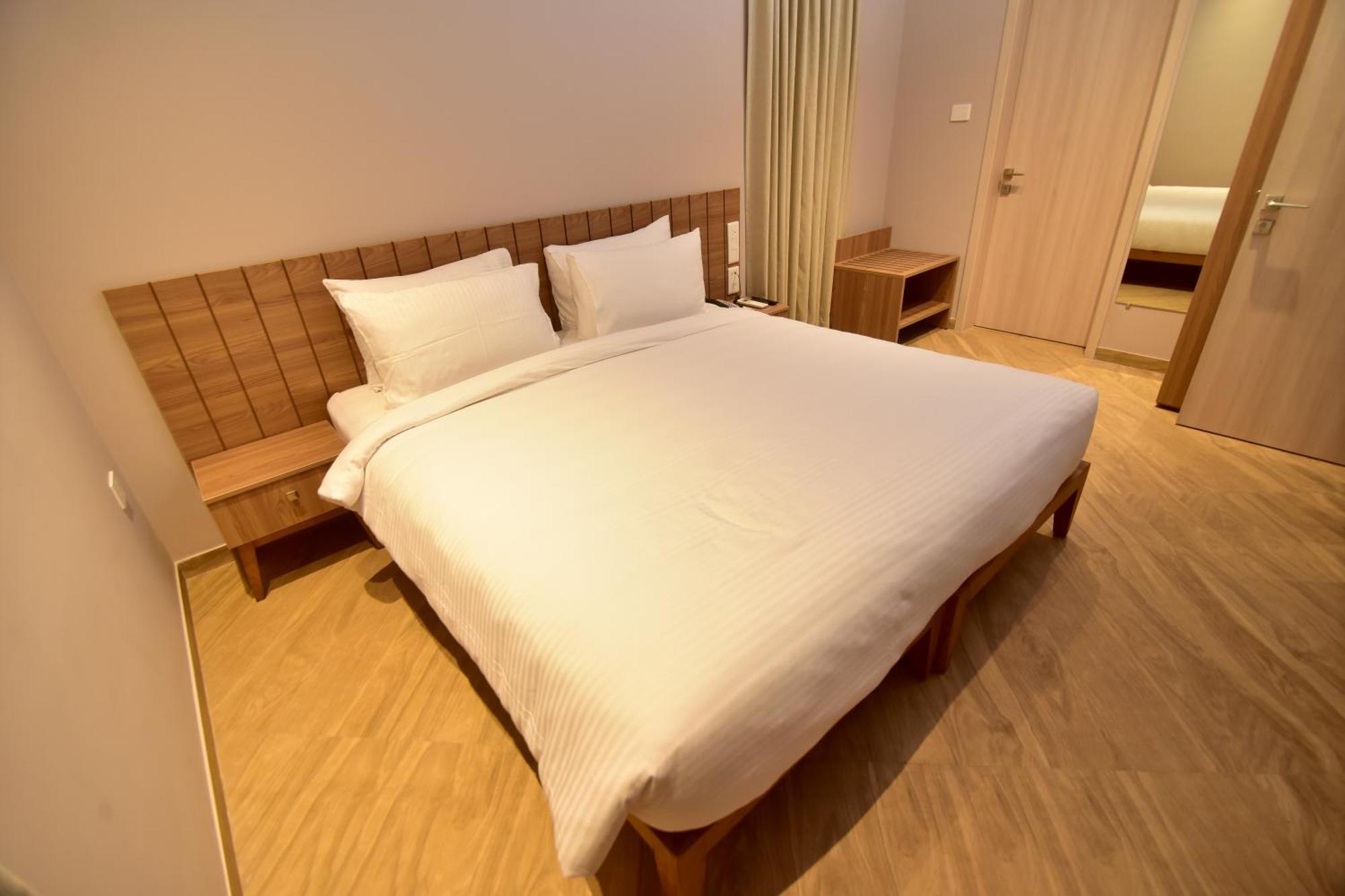 Oxford Golf Resort Pirangut Bagian luar foto