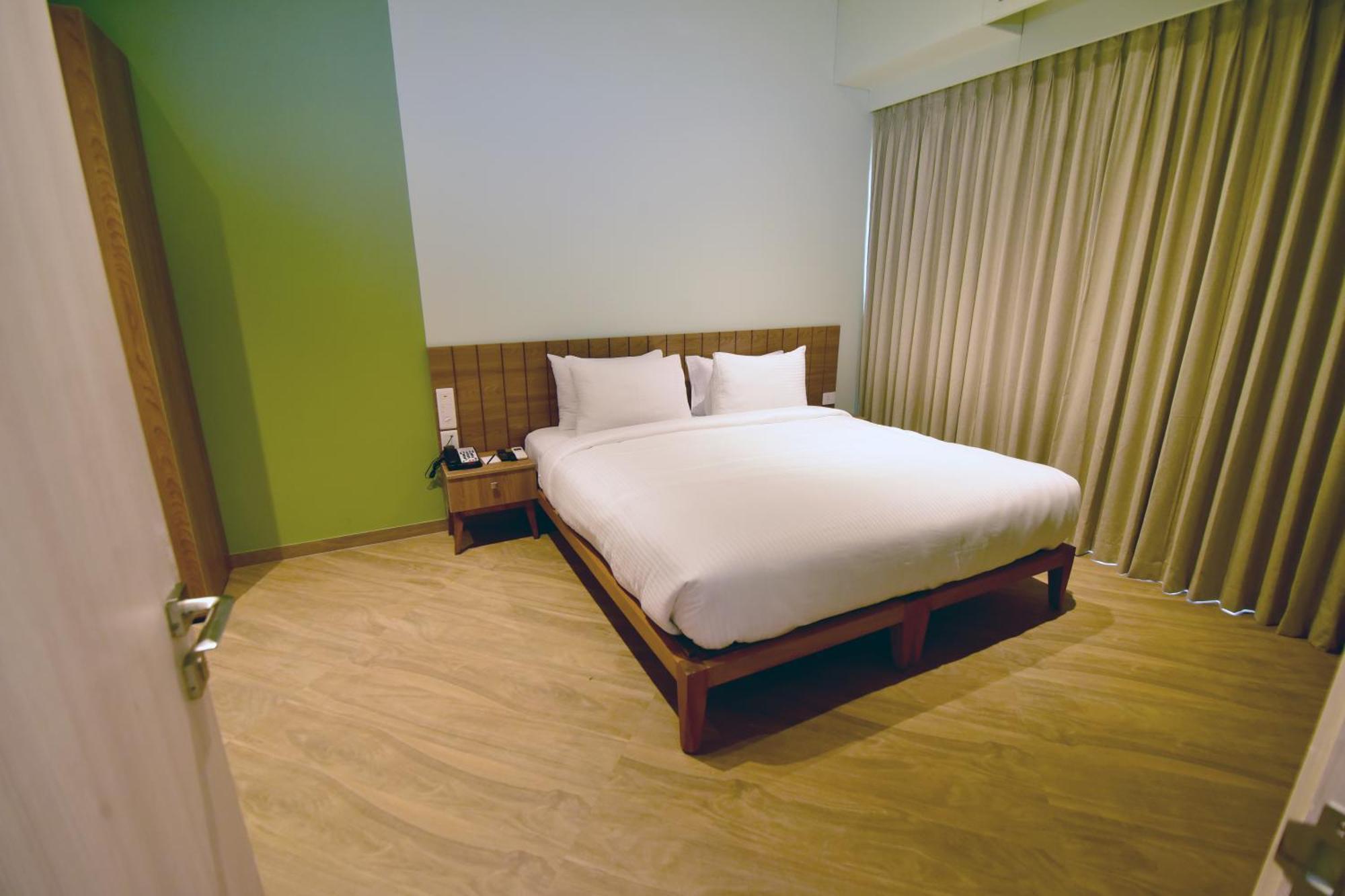 Oxford Golf Resort Pirangut Bagian luar foto