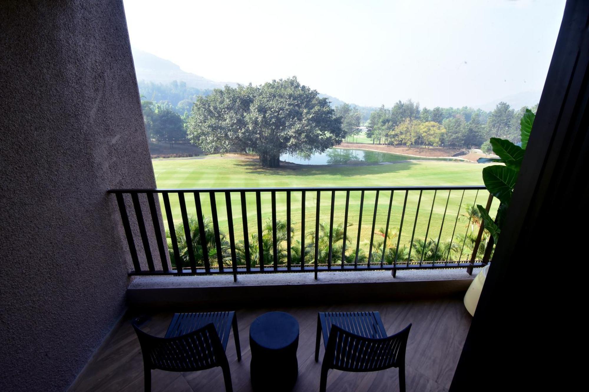 Oxford Golf Resort Pirangut Bagian luar foto
