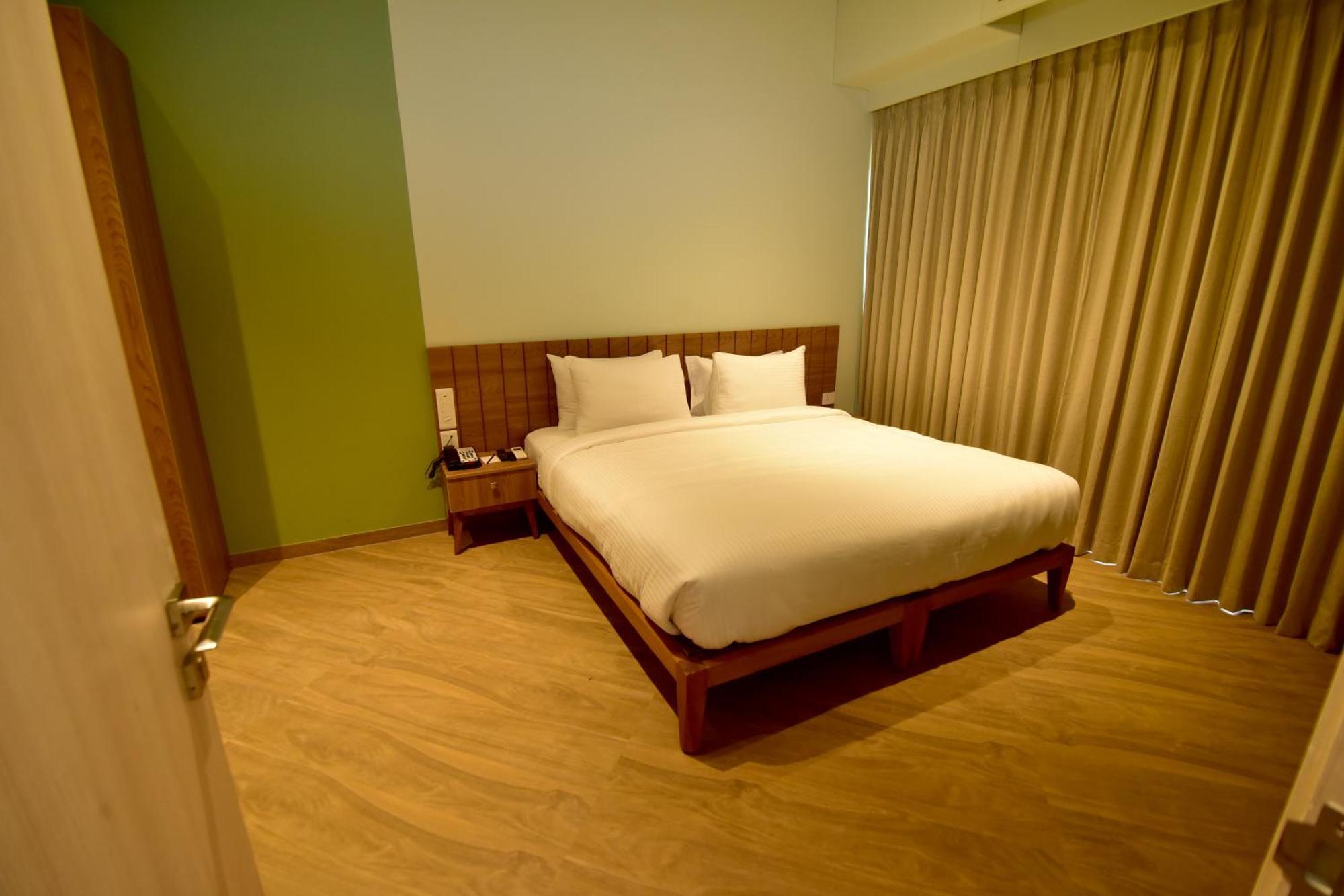 Oxford Golf Resort Pirangut Bagian luar foto
