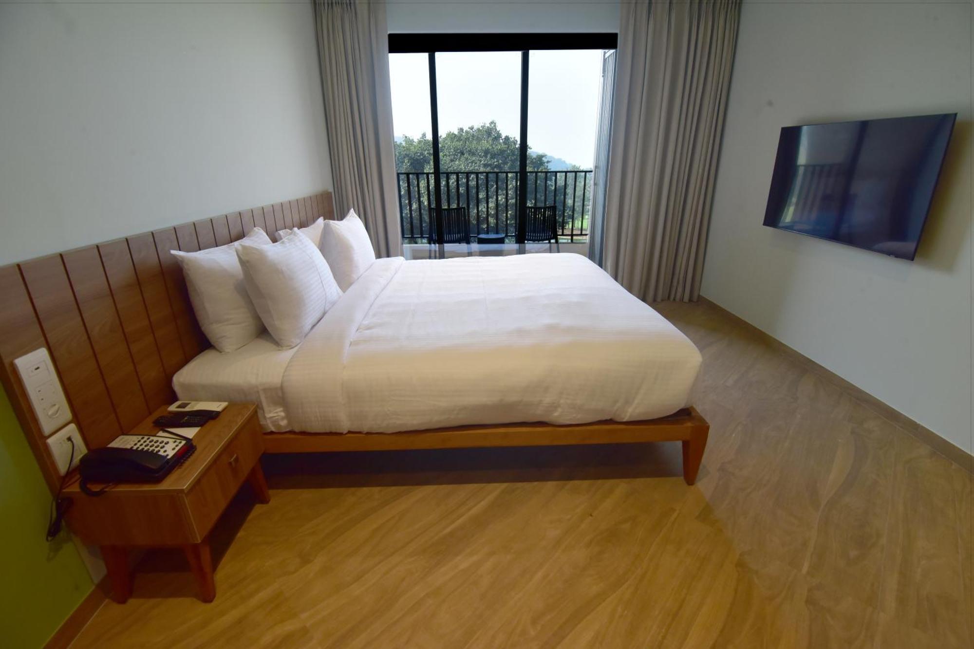 Oxford Golf Resort Pirangut Bagian luar foto