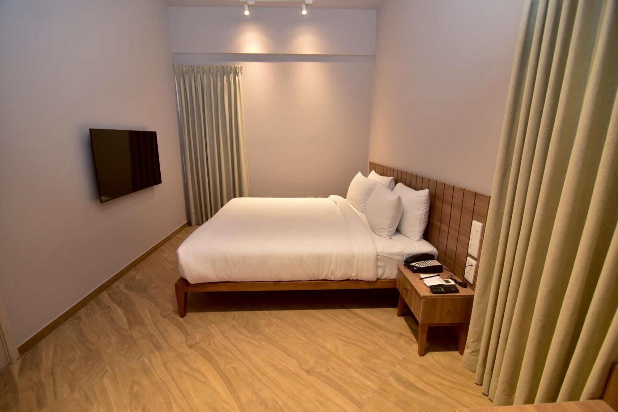 Oxford Golf Resort Pirangut Bagian luar foto