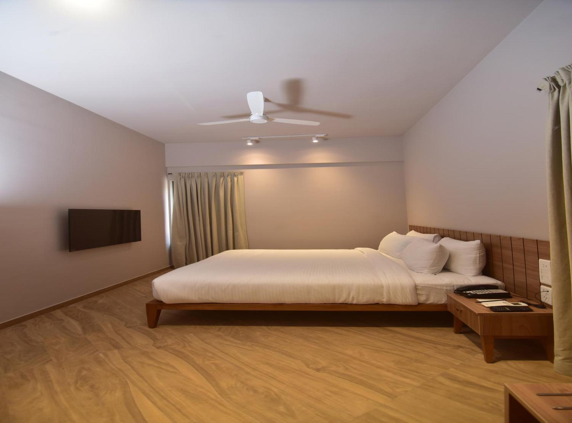 Oxford Golf Resort Pirangut Bagian luar foto