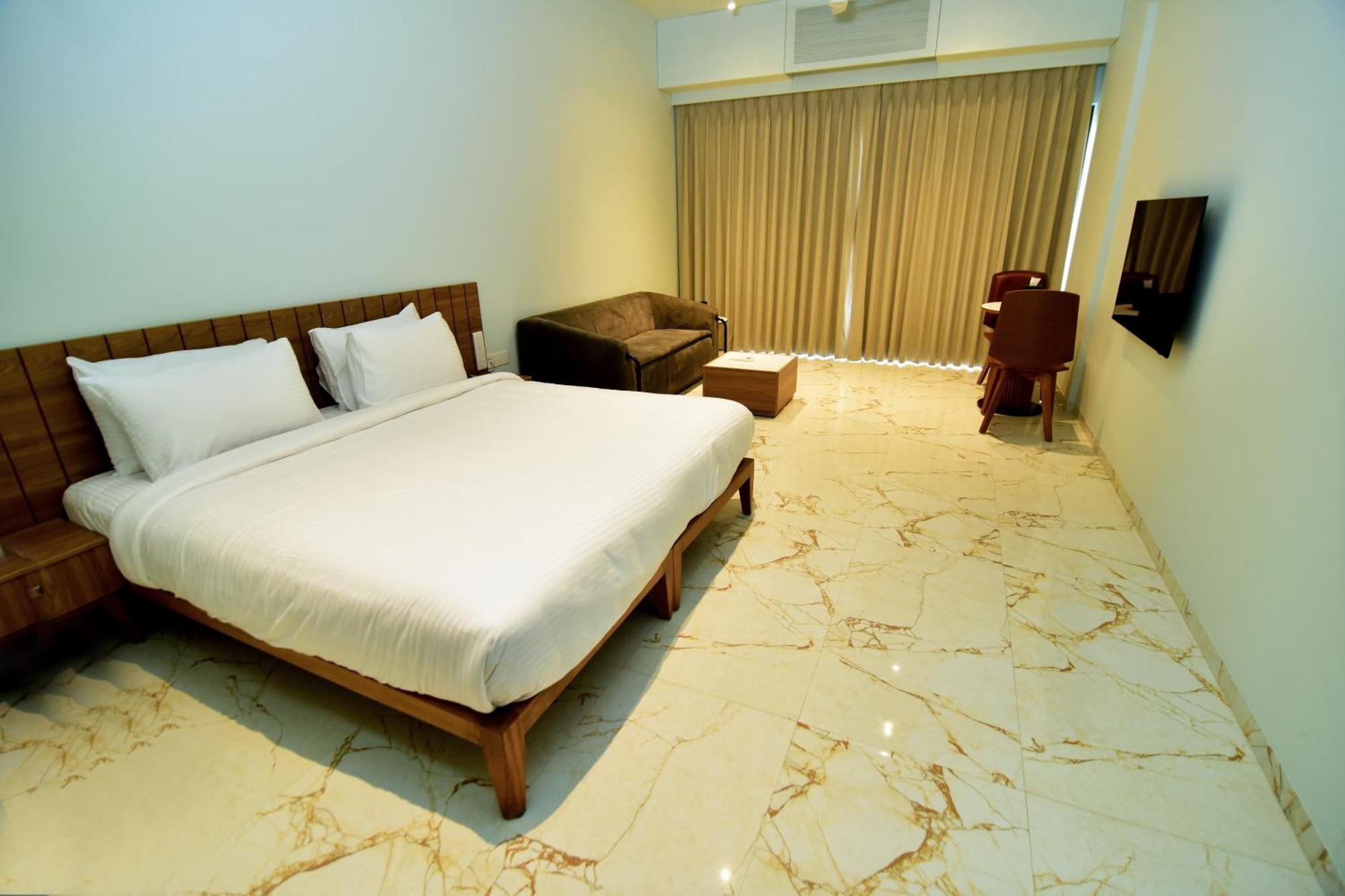 Oxford Golf Resort Pirangut Bagian luar foto